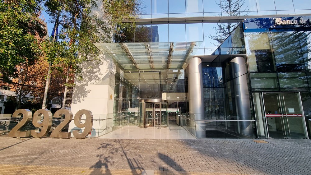 Acceso de un edificio corporativo moderno con puerta giratoria y fachada de vidrio
