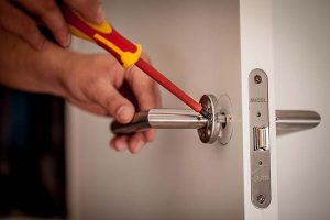 Reparación de manilla y cerradura de puerta con destornillador